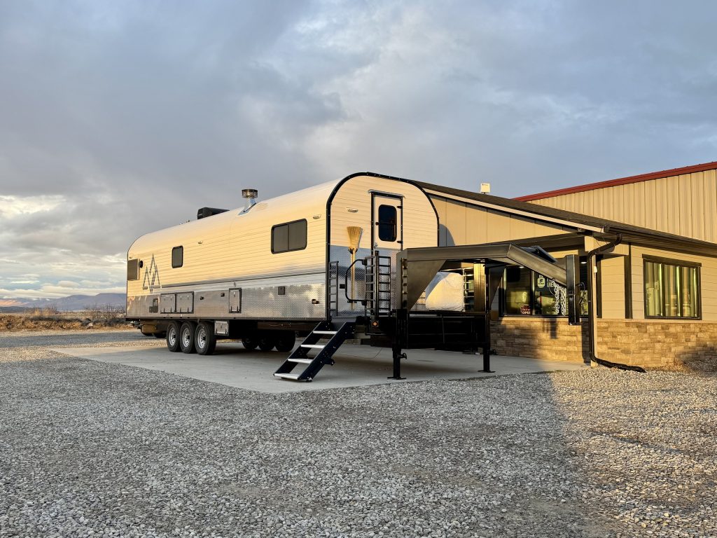 Peak Gooseneck Camp
