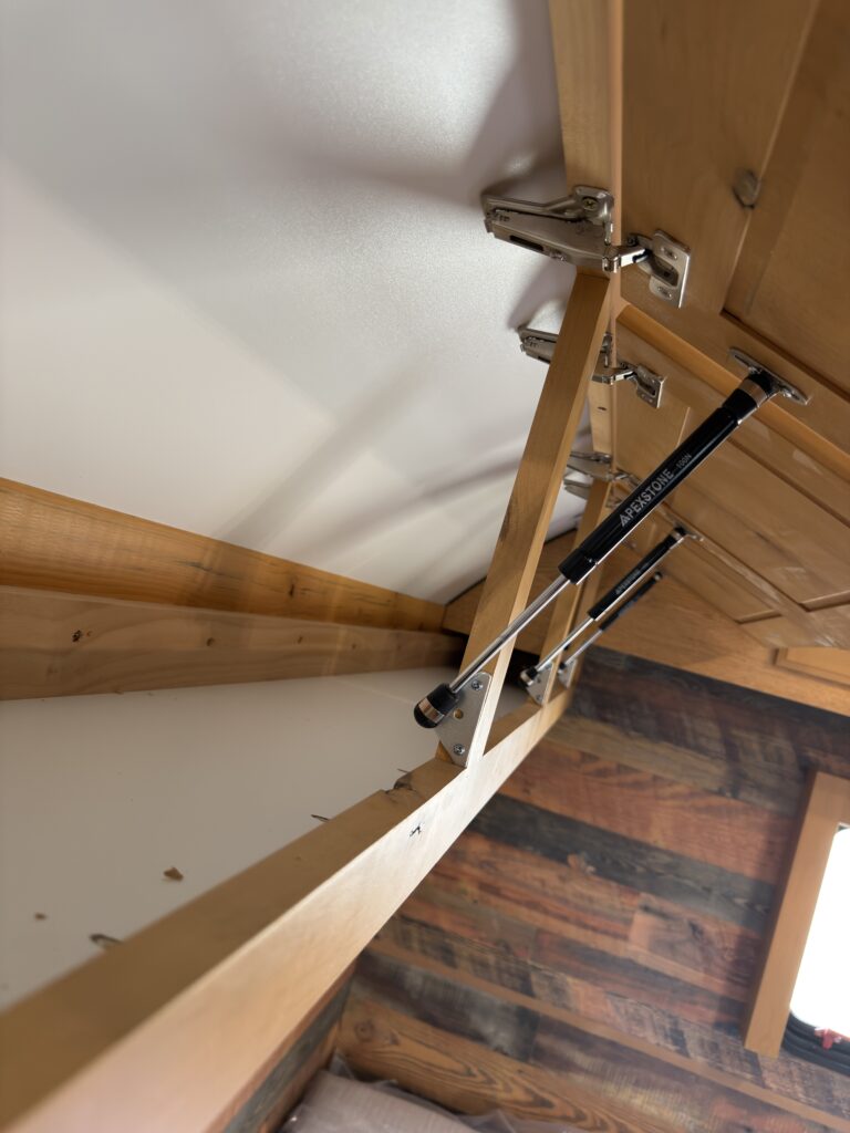 Image of the overhead cabinet lift mechanism of Gail Camp #131.