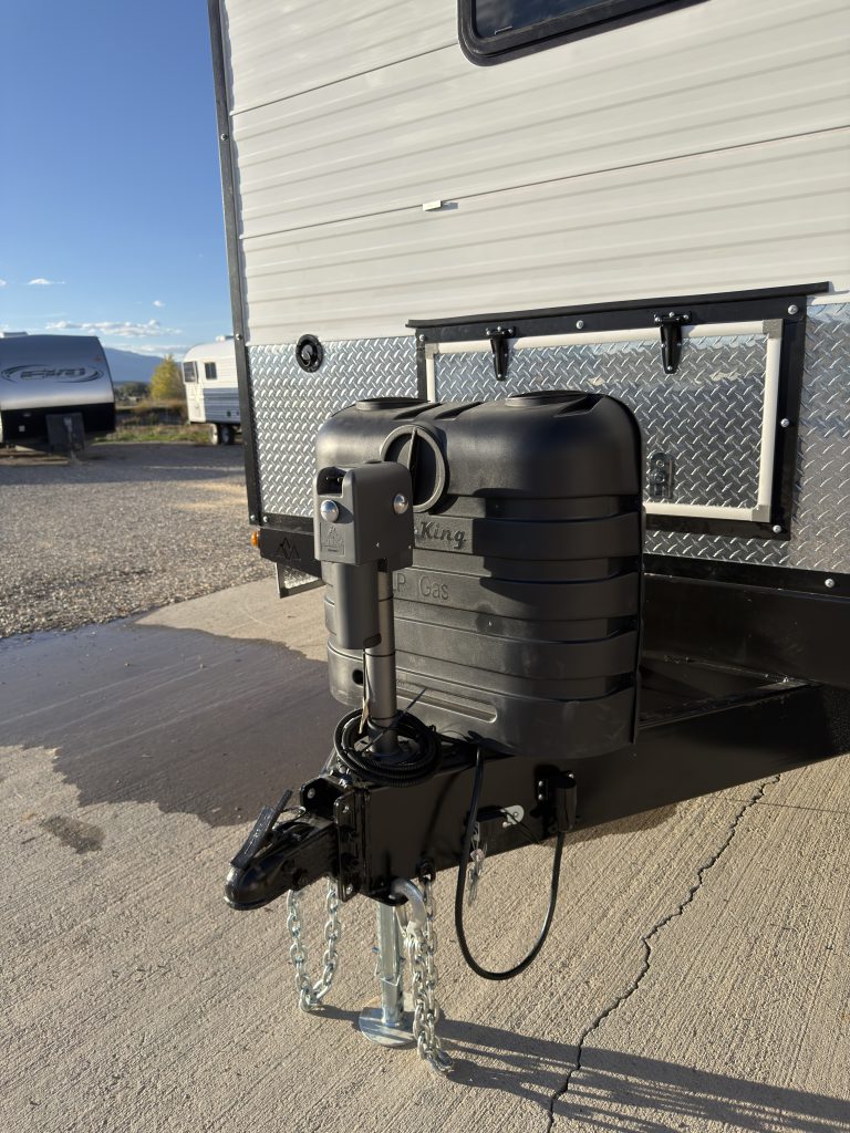 Trailer tongue with an electric jack and covered propane cylinders in Keulen Camp #132.