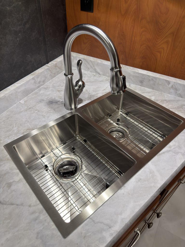 Double-bowl sink fitted with metal bottom grids in Keulen Camp #132.