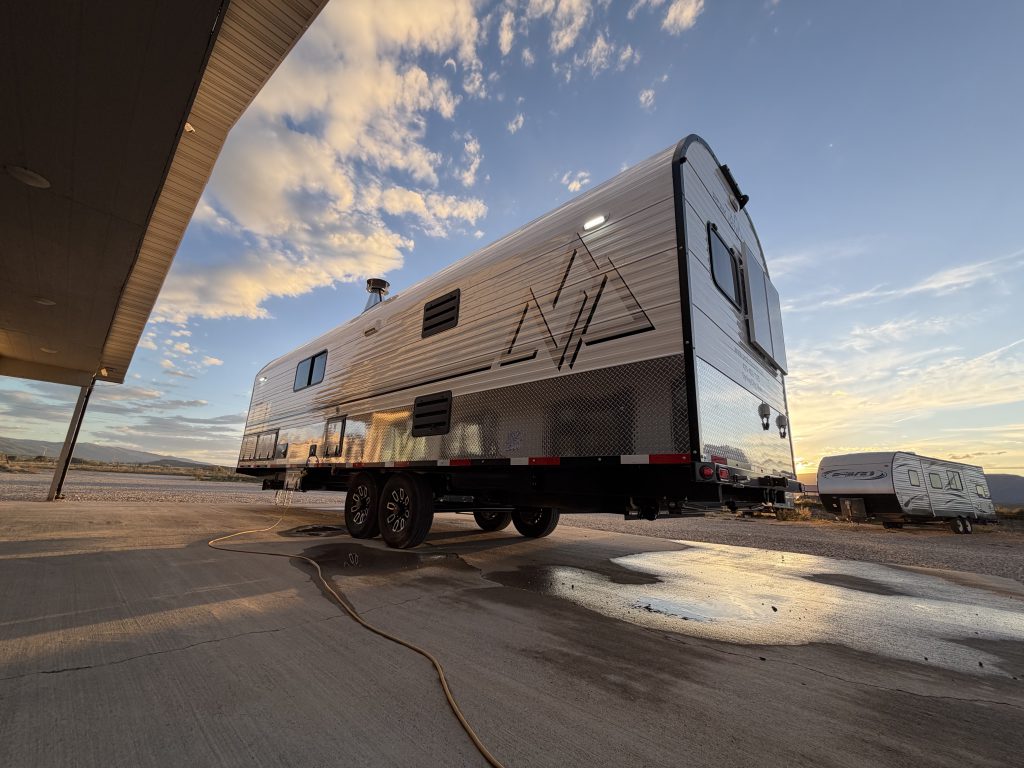Service-side profile with Peak graphics and tandem wheels in Keulen Camp #132.