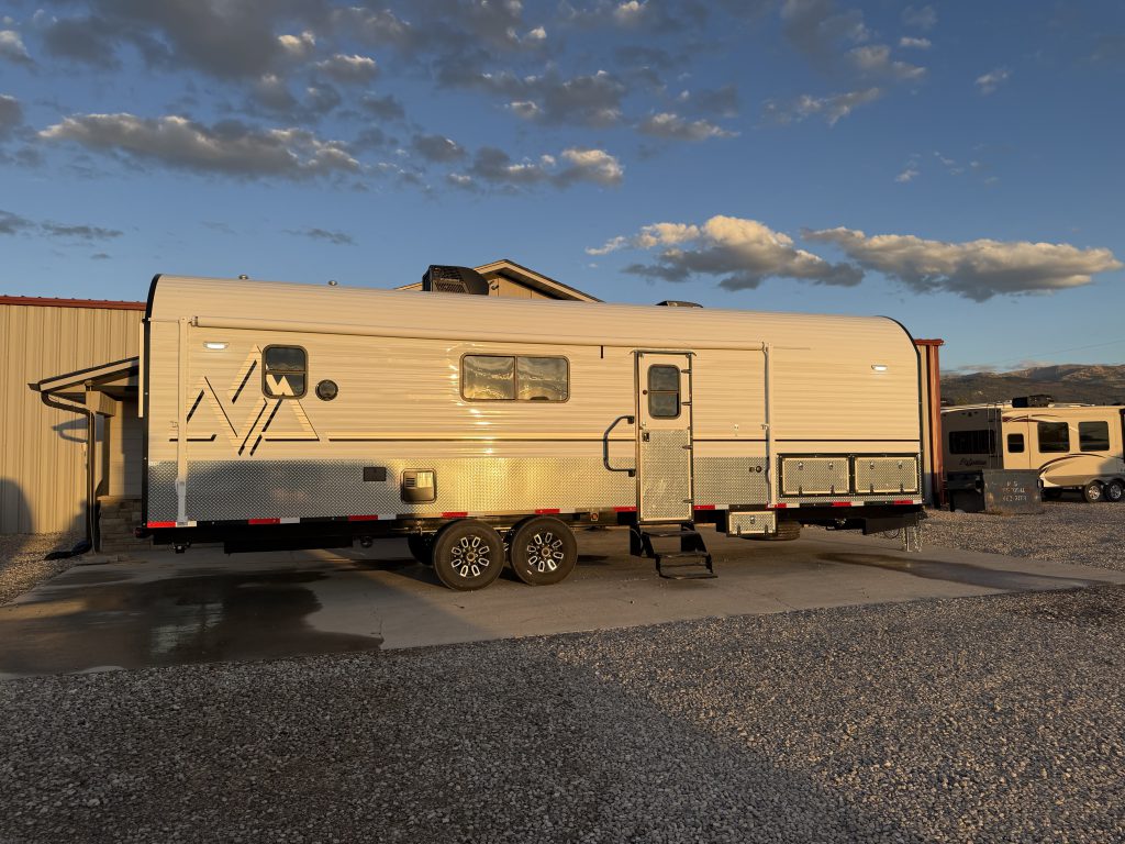 Full entry-side exterior profile with deployed steps in Keulen Camp #132.