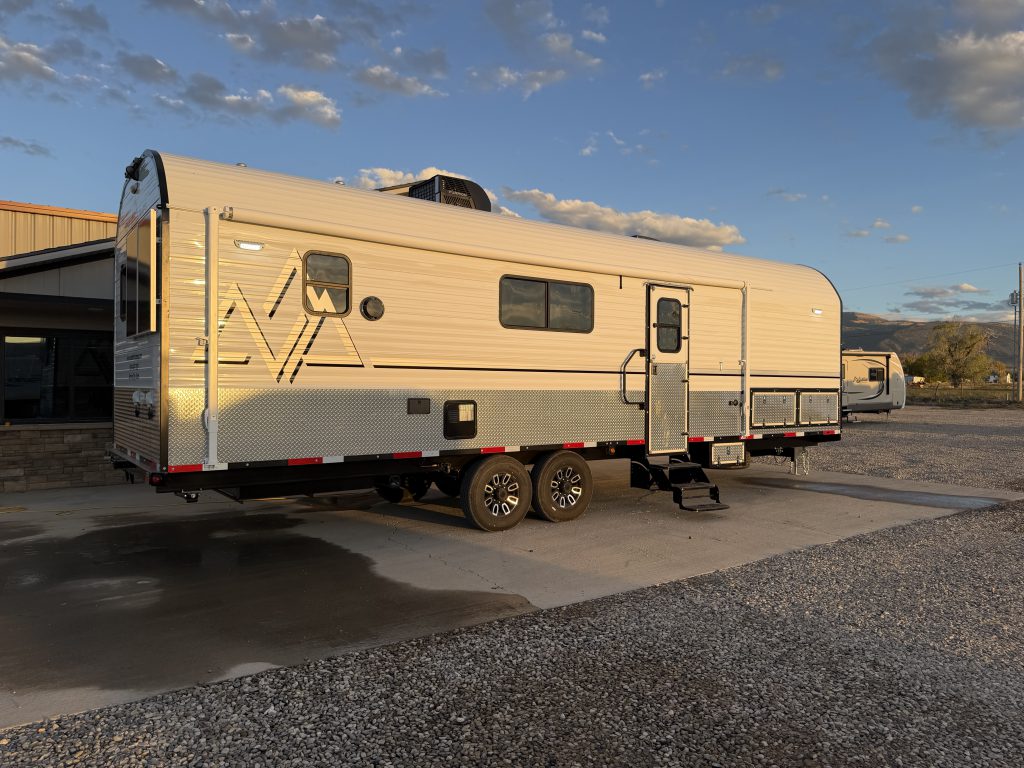 Entry-side profile with Peak graphics, storage hatches, and tandem wheels in Keulen Camp #132.