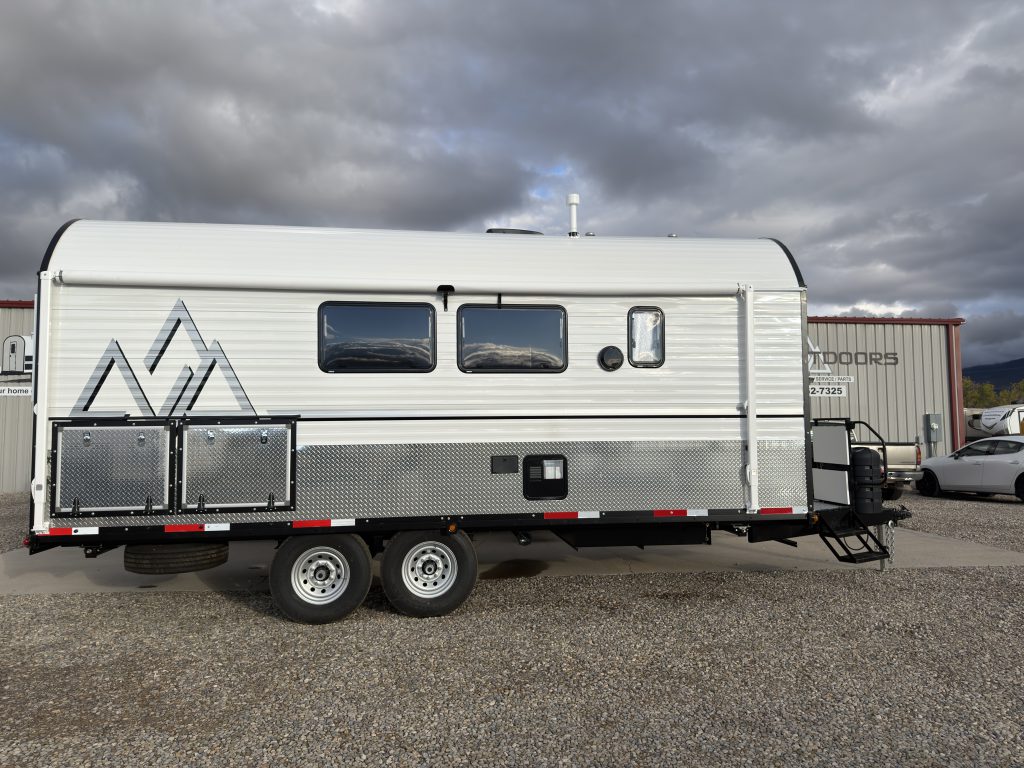 Van Niewkoop Camp #136: Curbside profile with windows, storage doors, tandem wheels, and the front platform.