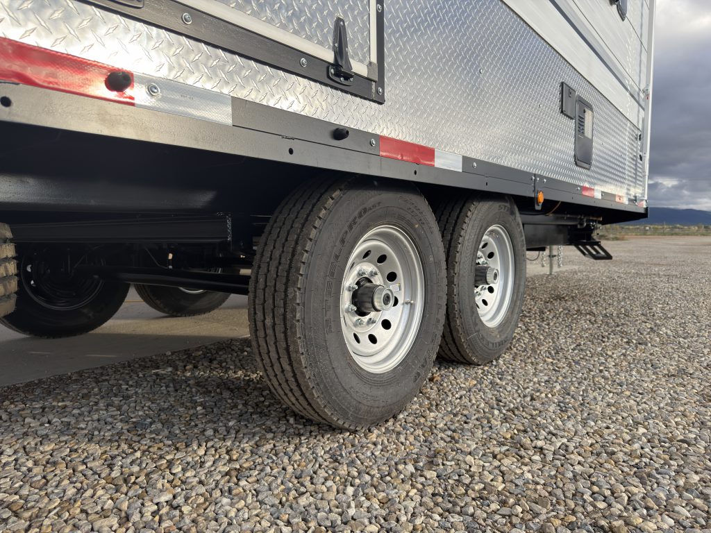 Van Niewkoop Camp #136: Tandem wheels and underbody chassis beneath the exterior storage compartment.