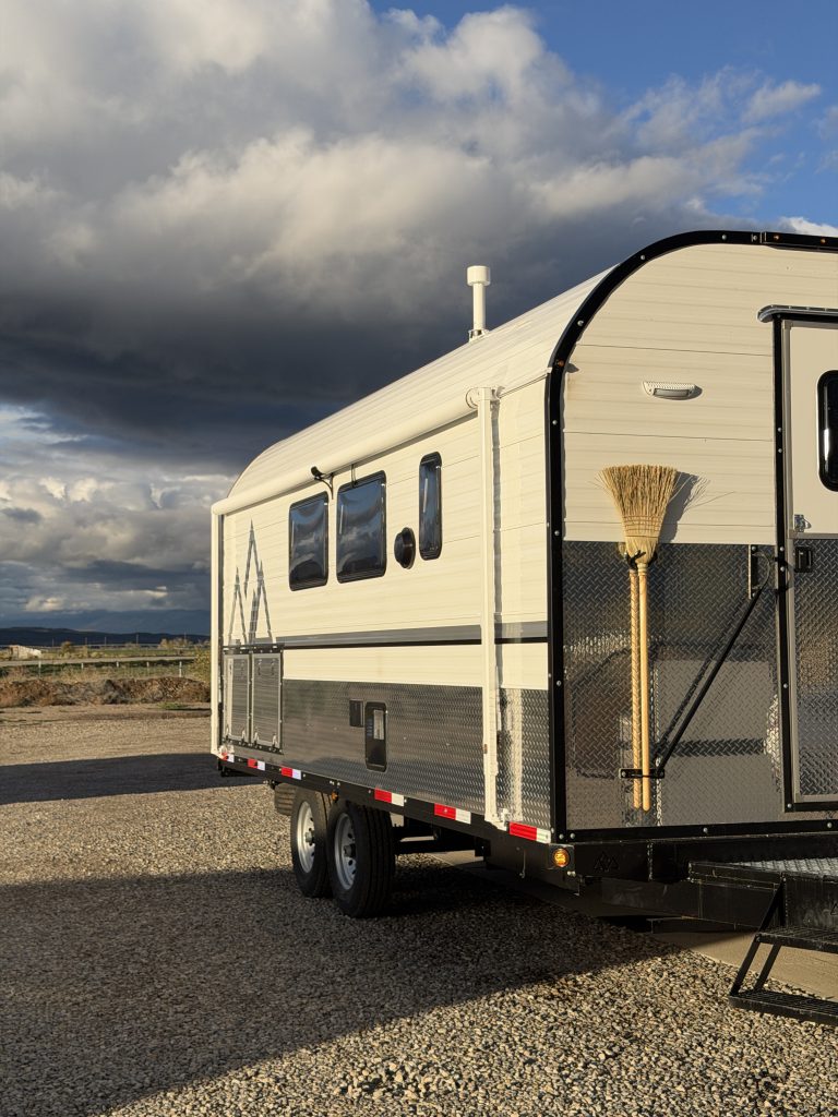 Van Niewkoop Camp #136: Front corner view showing the curbside wall and tandem wheels.