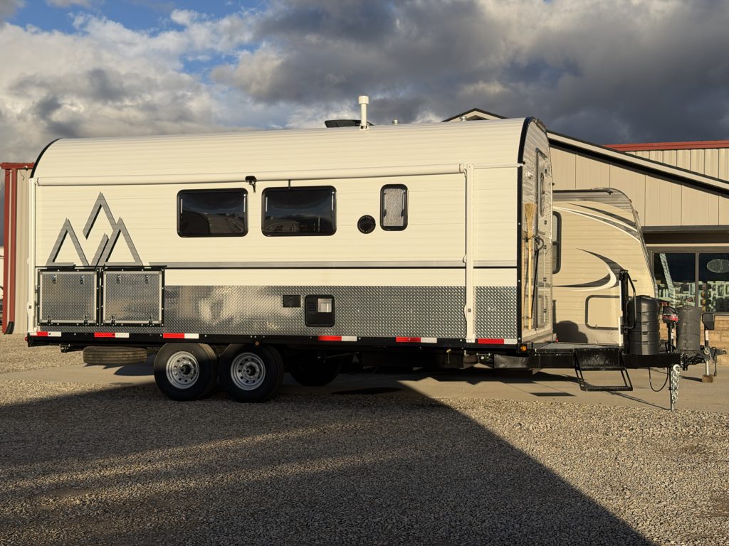 Van Niewkoop Camp #136: Curbside profile showing the tandem axles and front platform.